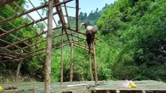 美女独自一人开始在森林里盖房子#木屋建造完整版野外 #新农人计划2024农村生活 #野外生活纪录片 