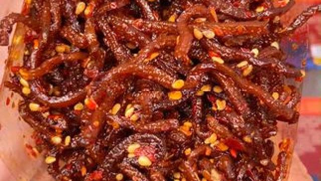 这个灯影豆腐丝每一根都裹满辣椒跟芝麻，越辣越想吃，越吃越停不下来#好吃到停不下来 #豆腐丝 #追剧小