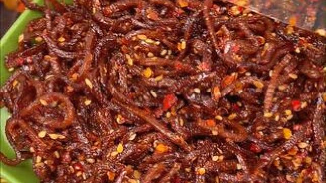 这个湖南的灯影豆腐丝，纯辣不带一点甜味，上面裹满了芝麻、辣椒，吃起来豆香四溢，香香辣辣，嚼劲十足。#