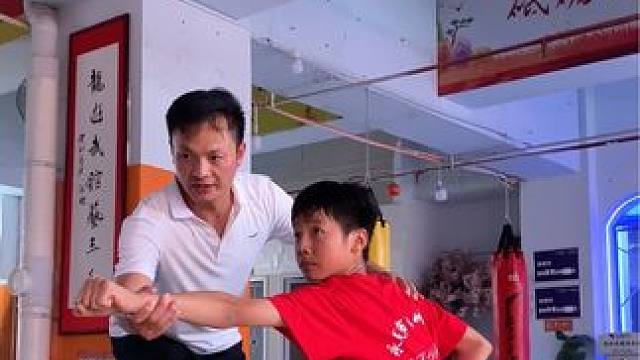 武术课上最好的样子，教练认真教，学生刻苦练，只要认真教， #就没有教不好的孩子#武术 #中华武术博大