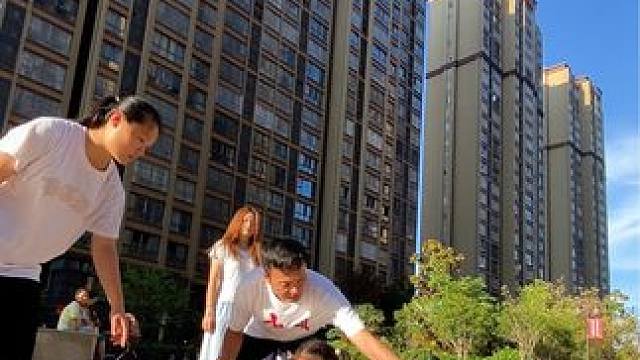 师傅带小徒弟练习武术，手把手教学，来一起加入我们吧！ 