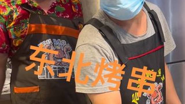 用一幅画交换美食 什么！用衣服挂换吃的？东北大哥太敞亮了#路边摊美味 #挑战一幅画吃遍路边摊 #美食