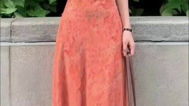 姐妹们，这条落日晚霞裙也太美了吧？! v领收腰加上碎花设计真的绝了！#穿搭 #谁穿谁好看 #美出高级