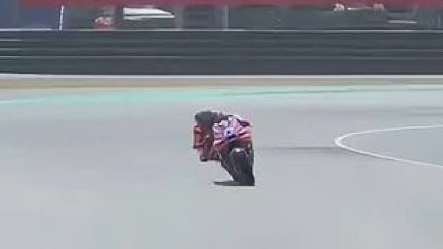 #motogp #摩托车比赛 #滑胎过弯 #封闭场地请勿模仿 #贴地飞行