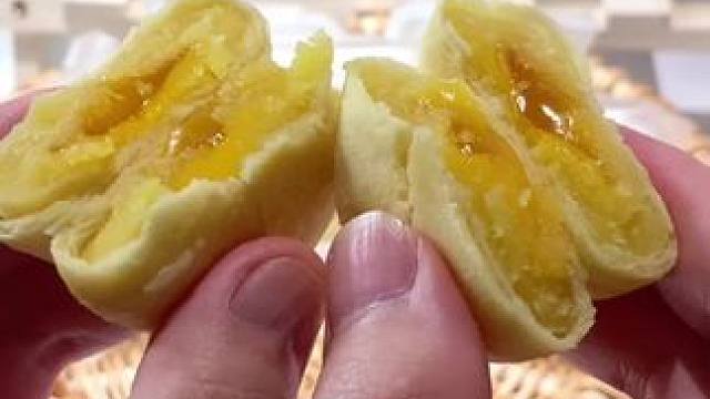 又香又臭的夹心榴莲饼来了，喜欢吃榴莲的姐妹一定不要错过这款榴莲饼#零食推荐 #好吃到停不下来 #榴莲