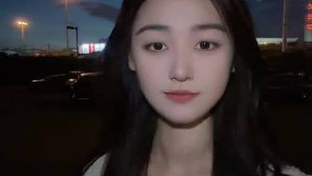 #笨蛋美女 #甜妹统治世界 #你看镜头的那瞬间有点甜 #笑容最治愈的女孩 #夜晚拍照才有感觉