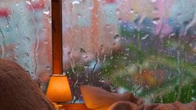 雨天的阁楼小屋，雨点敲打着窗户，在这样的氛围里放松入睡 #白噪音 #助眠声音 #睡眠音乐 #助眠视频