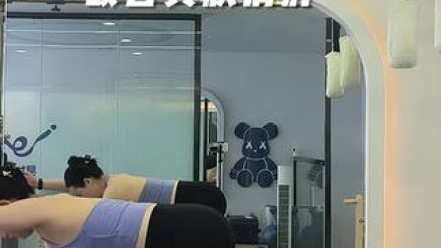 好看背肌少不了前锯肌的训练，让肩胛骨稳稳的贴合在背上，还可以调整翼状肩胛，孕期不能俯卧位练，跪姿也是