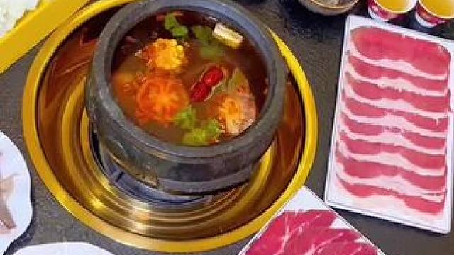 九寨沟石锅牦牛肉汤锅118元团墨脱石锅牦牛肉双人餐，如果你想尝尝更多的牦牛肉，还可以点他们家的西红柿