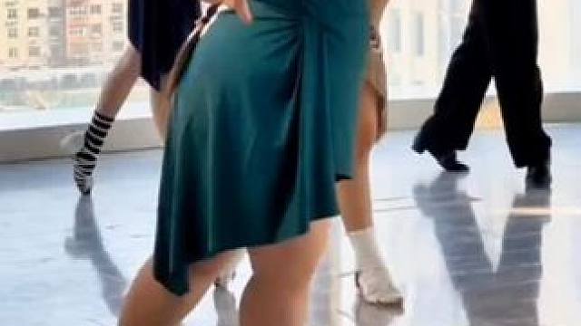 认真又自信的女孩最可爱，努力的孩子会发光，宝贝加油！#爱跳舞的小姑娘