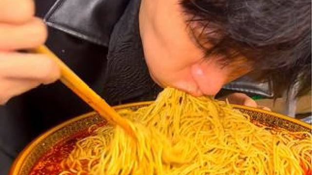 温州帅哥挑战2斤半小面，这么帅吃起面来也太狂野了吧！#挑战 #重庆小面 #美食 #调料#妈呀太香了