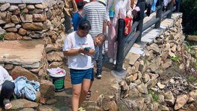 河水清清，风景如画，家里都有自来水，洗衣机，人们都从城里来山村小河边洗衣服，你们知道为什么吗？#原生