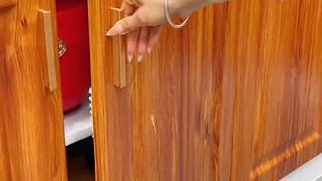 厨房的柜门或者墙壁上都可以安排这个#轨道挂钩  ，把厨房的一些小工具挂上去，正是好找还方便拿取#免打