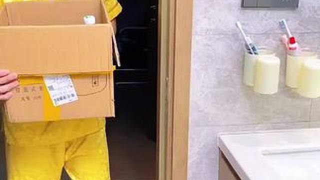 矿泉水瓶上接一个小刷头，加上清液一剂一刷，各种边角缝隙都能刷的干干净净#好物推荐 #生活好帮手