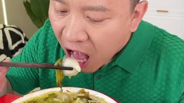 山老九酸菜鱼，选用优质黑鱼，汤汁浓郁！鱼肉嫩滑！作为夜宵太棒了！#酸菜鱼