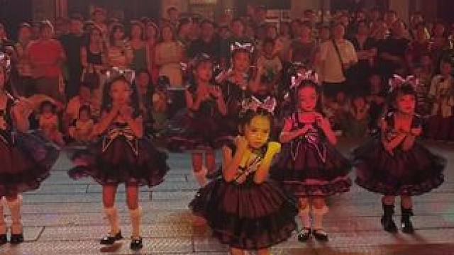 都想抱走怎么办啊，在线等挺急的#萌娃 #街头 #跳舞#广东