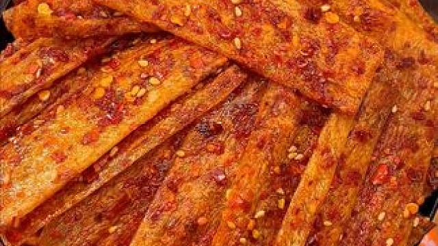 这个手撕豆皮撕着吃真的太好吃了，咸香麻辣的，根本停不下来！#辣条 #追剧小零食 #好吃到停不下来