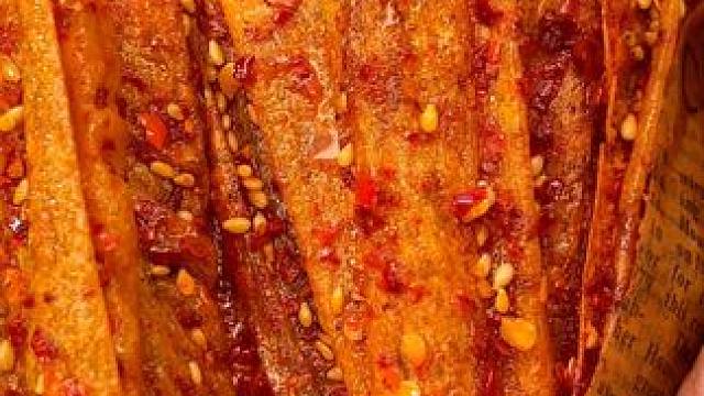 这个手撕豆皮撕着吃真的太好吃了，咸香麻辣的，根本停不下来！#好吃到停不下来 #零食推荐 #辣条