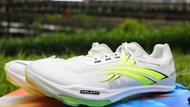 【征集】纯色扣1，渐变扣2，另有高见请打字！评论抽1个粉丝送一双样鞋（41码）#沃兰迪火箭气垫钉鞋 