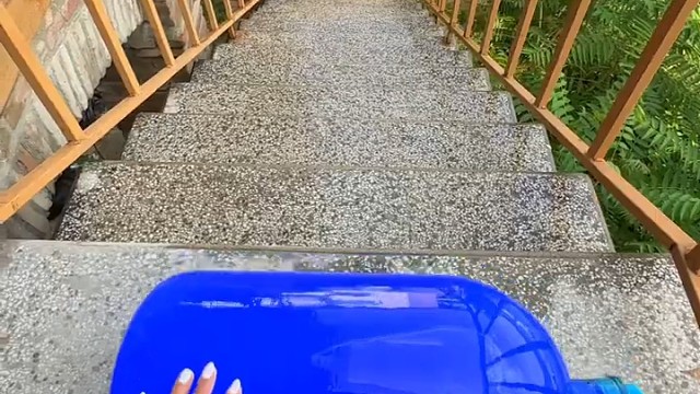 楼梯滚瓶子爆破解压时刻