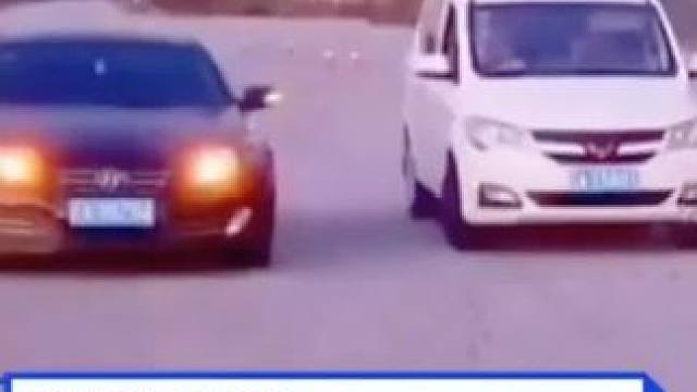 原来这才是五菱宏光正式的驾驶方式！