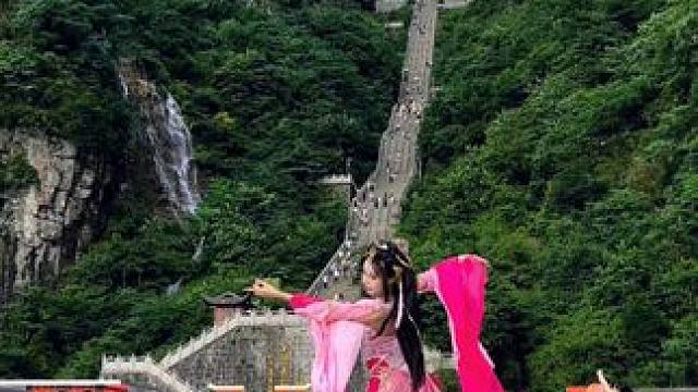 现实版秀姐好国风#剑网三 #张家界天门山 #秀秀 #show出张家界