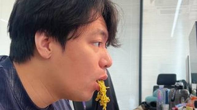 超香的#香菜拌面  搭配辣牛肉口味酱料 香到连老板在办公室都闻到了#速食美食 #网红泡面