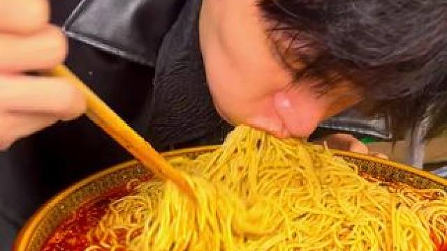 天！这么斯文的皮衣帅哥挑战2斤半面，这狂野吃法和本人看起来反差也太大了吧！#重庆豌杂面 #调料 #妈