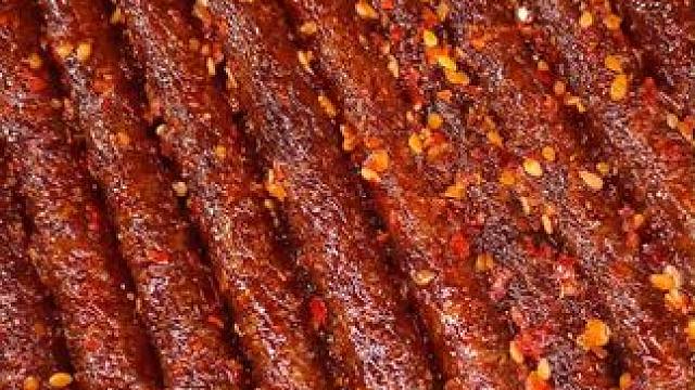 勇敢的人先享受美味！好吃，冲就完事了，一吃一个斯哈斯哈#无辣不欢 #辣条 #好吃到停不下来