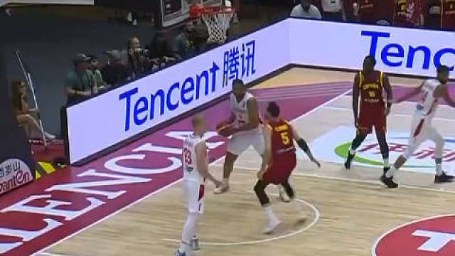 斯佩尔曼在对阵西班牙的 上命中一记半场压哨三分