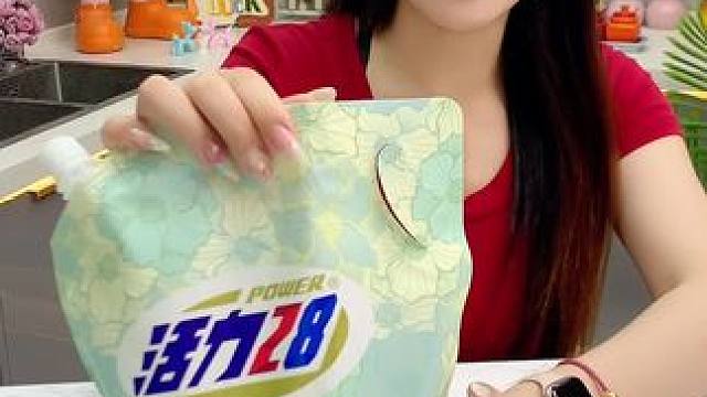 活力28也出新品山茶花洗衣液了!真的不是一般宠粉啊!淡淡的山茶花香真的太好闻了，而且添加了活性物更多