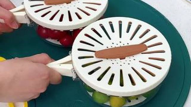 这个果蔬沥水篮太好用了，洗完直接沥水，还能做个保鲜盒，真是方便又实用#厨房好物  #沥水篮  #洗菜