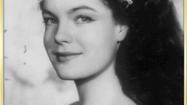 女孩钓鱼一不小心钓了一个国王当老公 #爱情片