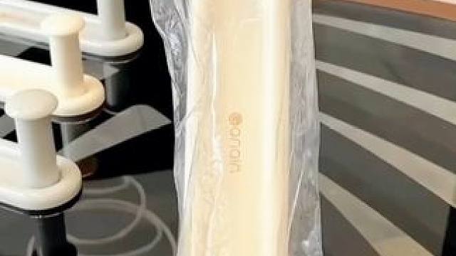 家里衣架多，晒完衣服总是乱糟糟的没地放，不妨试试这款免打孔#衣架收纳架 ，收纳整齐不占空间，拿取也很