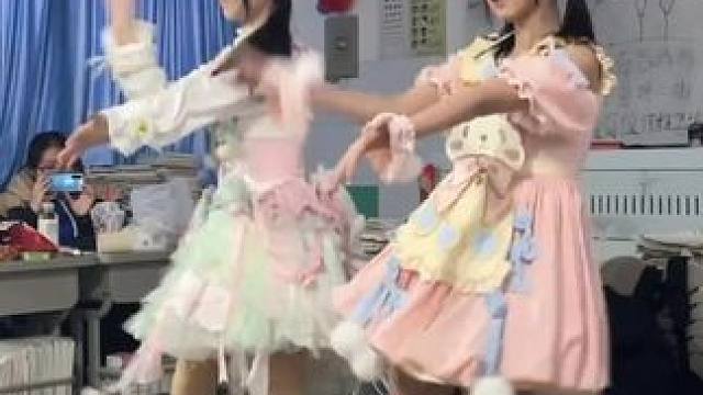 班花之争！ #美女日常 #大长腿美女 #完美身材 #女高中生 #舞蹈