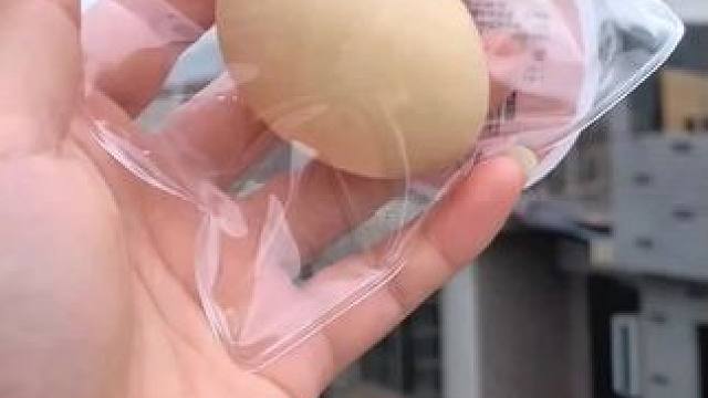 这么好玩的鸡蛋捏捏乐，看起来跟真的一样，捏在手里软乎乎的，太解压了吧！#捏捏乐 #解压玩具 #手感贼