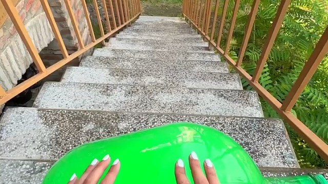 楼梯滚瓶子爆破解压时刻