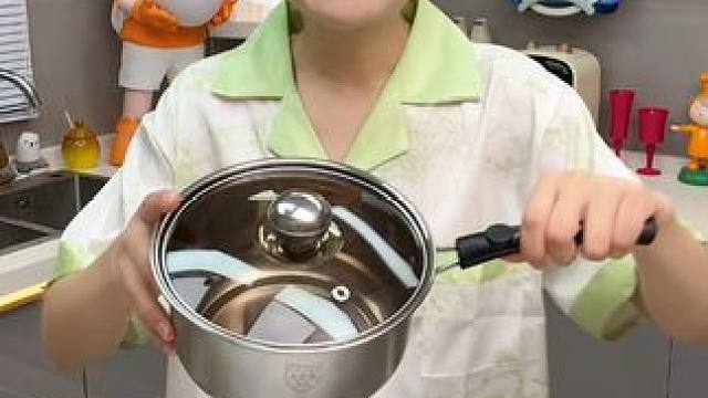 这个不锈钢小奶锅在我家使用频率很高，煮面煮粉煮鸡蛋给宝宝做辅食都不错， #不锈钢厨具  #厨房好物 