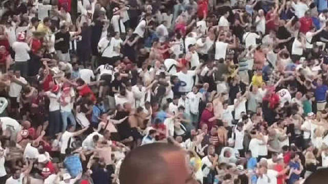 哈维·西蒙斯世界波破门，邓弗里斯送点凯恩扳平，沃特金斯90分钟绝杀！英格兰2-1战胜荷兰，连续2届欧