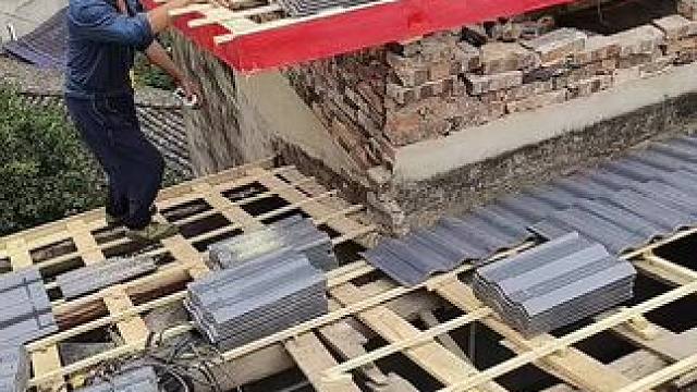 专业换瓦#施工现场实拍 #瓦屋面 #上热门