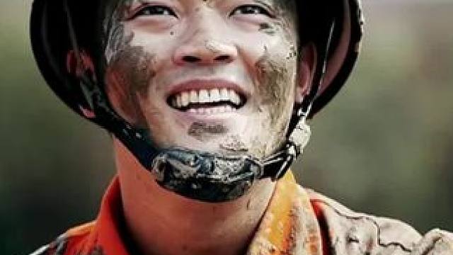 #因为一个片段看了整部剧 #好剧推荐 #消防救援 #消防员 #兵王 高中生瞒着父母去当兵，没想到被消防队长一眼相中