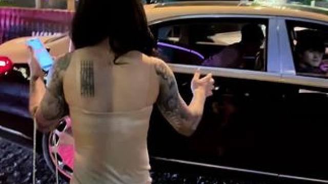 亲自坐上迈巴赫的18岁顶级女郎，陪闺蜜们去吃夜宵，真羡慕她们这么潇洒的生活。#dou是好车 #路人视