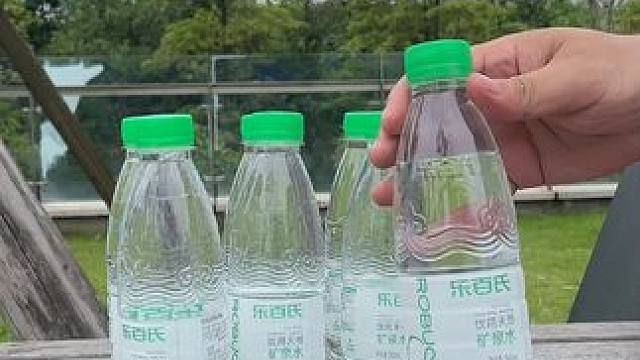 夏天出门就带一瓶这个矿泉水 揣在兜里方便携带，还能降温解暑，一瓶甚至平均不到1块钱！大家千万别错过呀