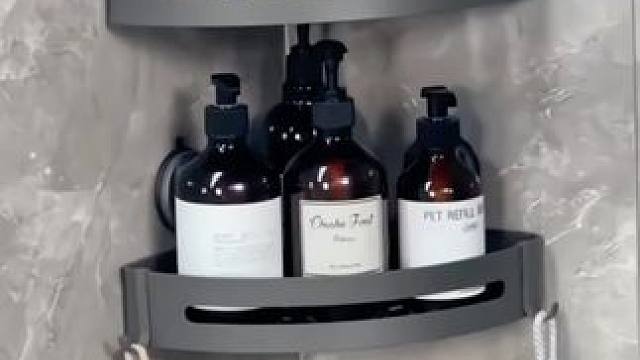 墙角安装这种吸盘三角置物架，就可以把墙角空间很好的利用起来，免打孔安装，卫生间瓶瓶罐罐都能上墙收纳。