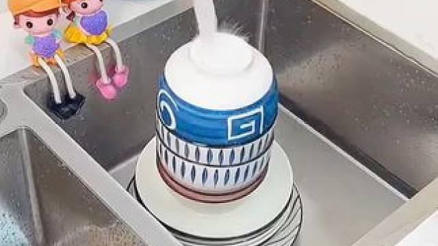 洗碗洗菜总是溅水，试试这个#防溅水龙头 ，360度旋转，清洗水槽也很方便#龙头过滤器 #水龙头 #厨