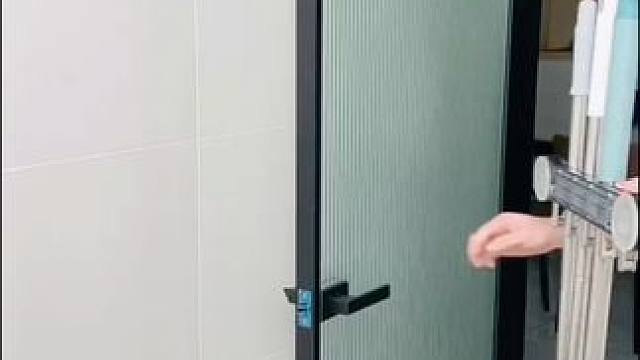 #拖把夹  #吸盘置物架  在门后装一个连排的拖把夹，扫把都能上墙收纳，吸盘的设计可以反复使用 ，不