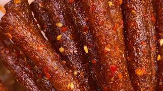 不得不说，这个湖南的大长筋辣条真的好吃！香香辣辣，嚼劲十足，#好吃到停不下来 #追剧小零食 #辣条