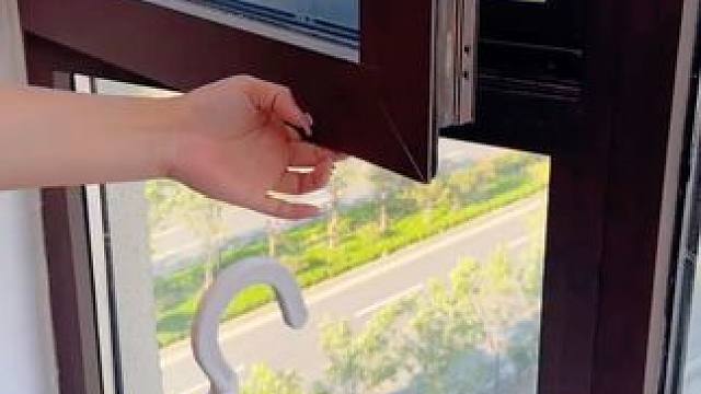 出差旅游，带上这个5孔折叠衣架，想放哪里都太方便实用了#折叠衣架  #实用省空间  #出差旅行必备