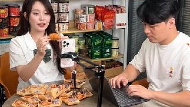 松软的#牛角包 裹着满满的巧克力酱，一口就爆浆#零食推荐 #零食种草 #面包