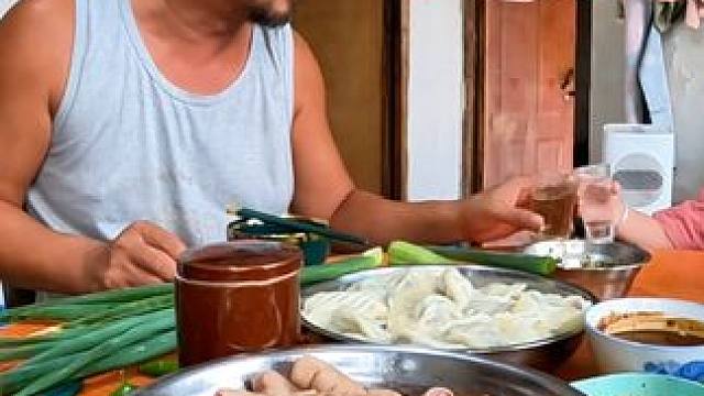 农村自己包的大饺子就是香，户外用大铁锅一煮，太哇塞啦#农家饭 #猪大肠 #团圆饭一家人 